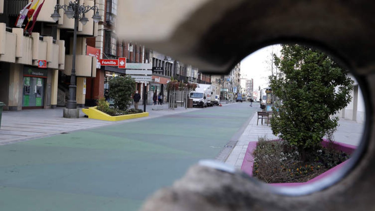 El plan reparte tres zonas para la instalación de quioscos con servicio de bar en la avenida Ordoño II. MARCIANO PÉREZ
