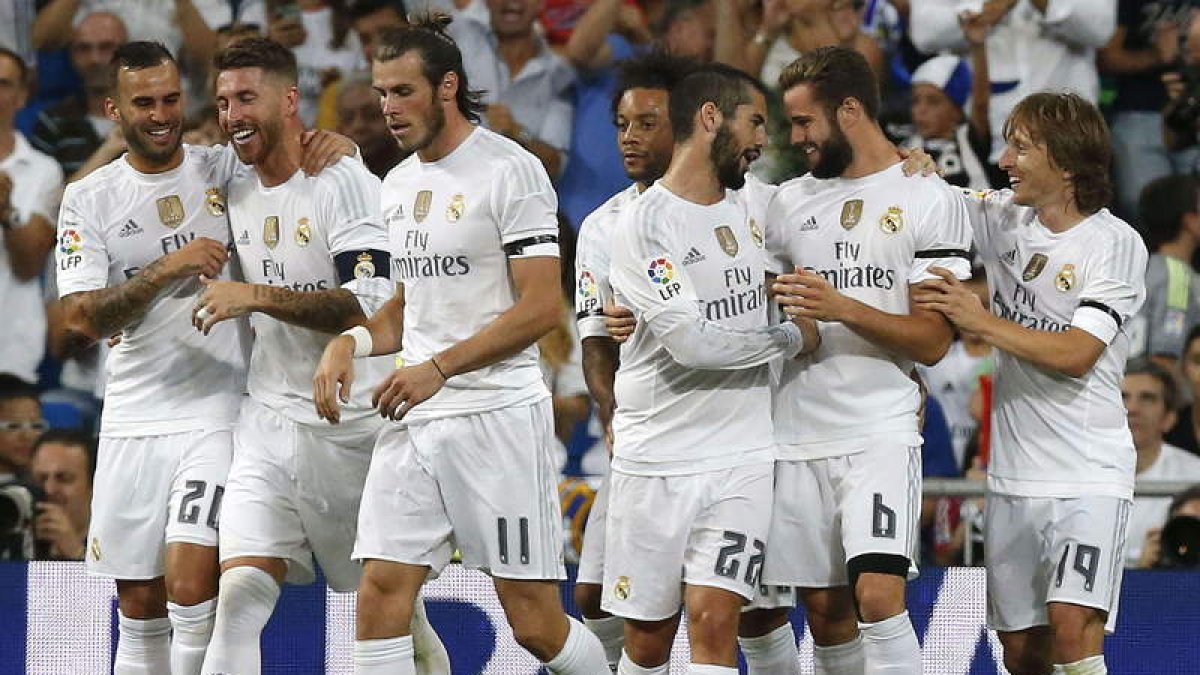 Los jugadores del Real Madrid celebran la consecución del Trofeo Santiago Bernabéu.