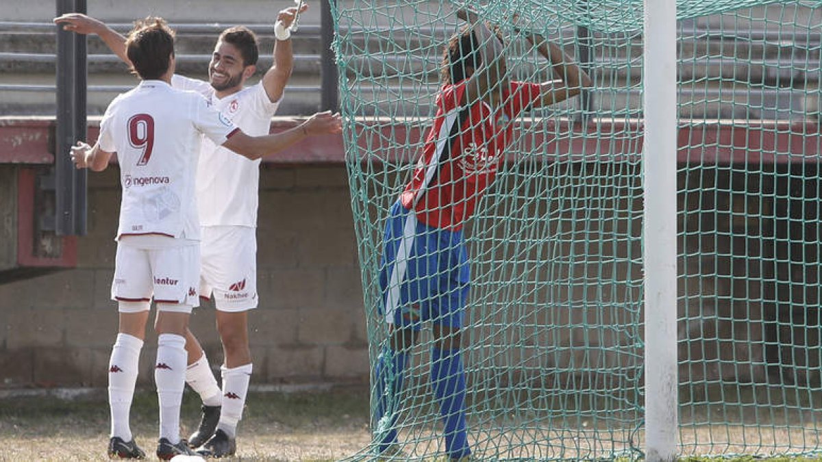 Los culturalistas celebran uno de sus goles ante la desolación de un jugador rival. JESÚS F. SALVADORES