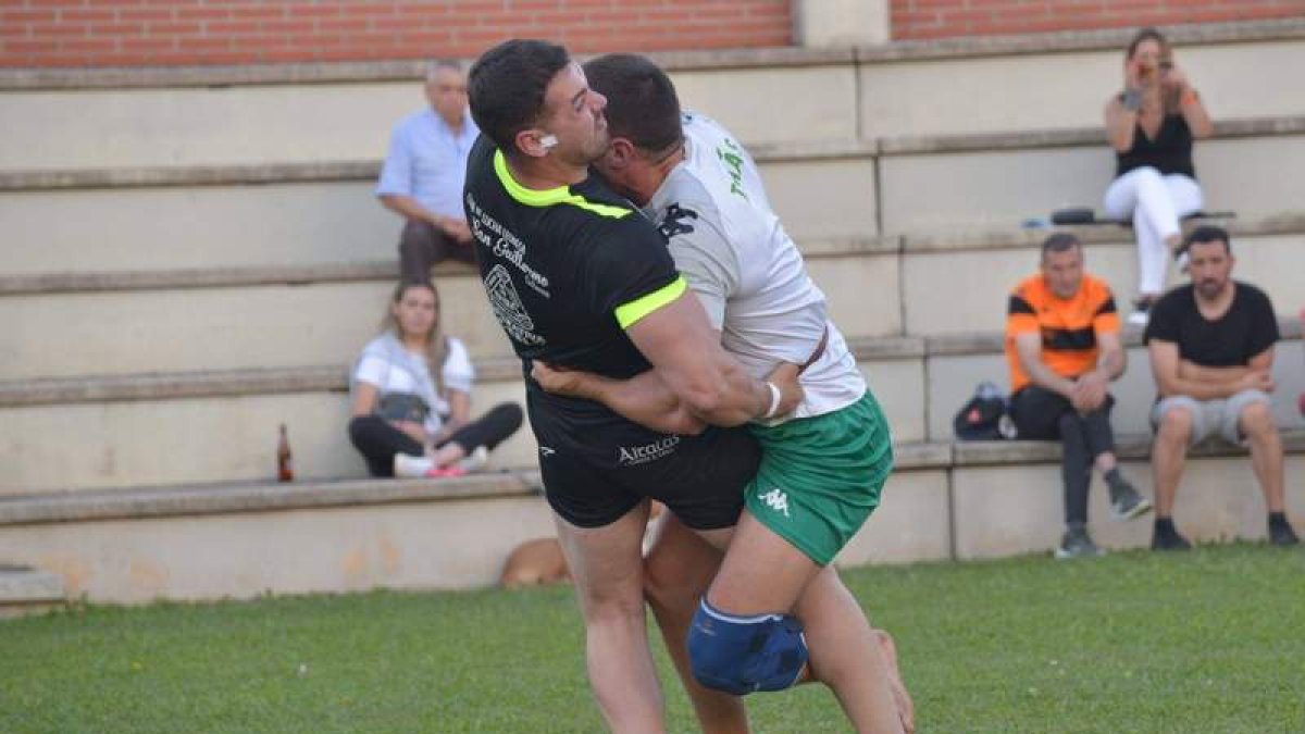 Pedro Alvarado lucha contra Tomás González. Á. QUIÑONES