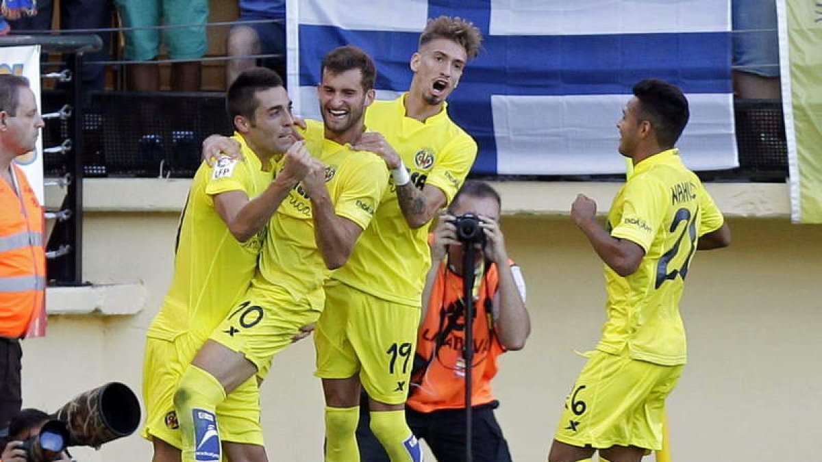 Los jugadores del Villarreal celebran uno de sus goles.