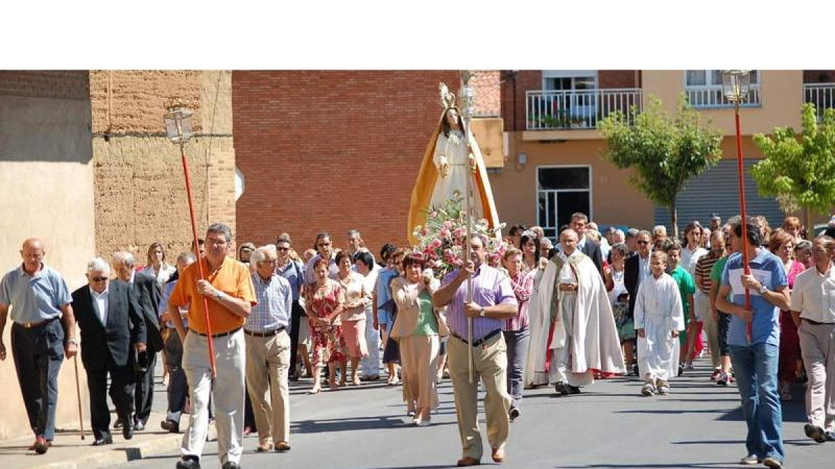 Un momento del recorrido que la Virgen de La Asunción, patrona de Villabalter, realiza por las calles de la localidad cada 15 de agosto desde las 12.30 horas.
