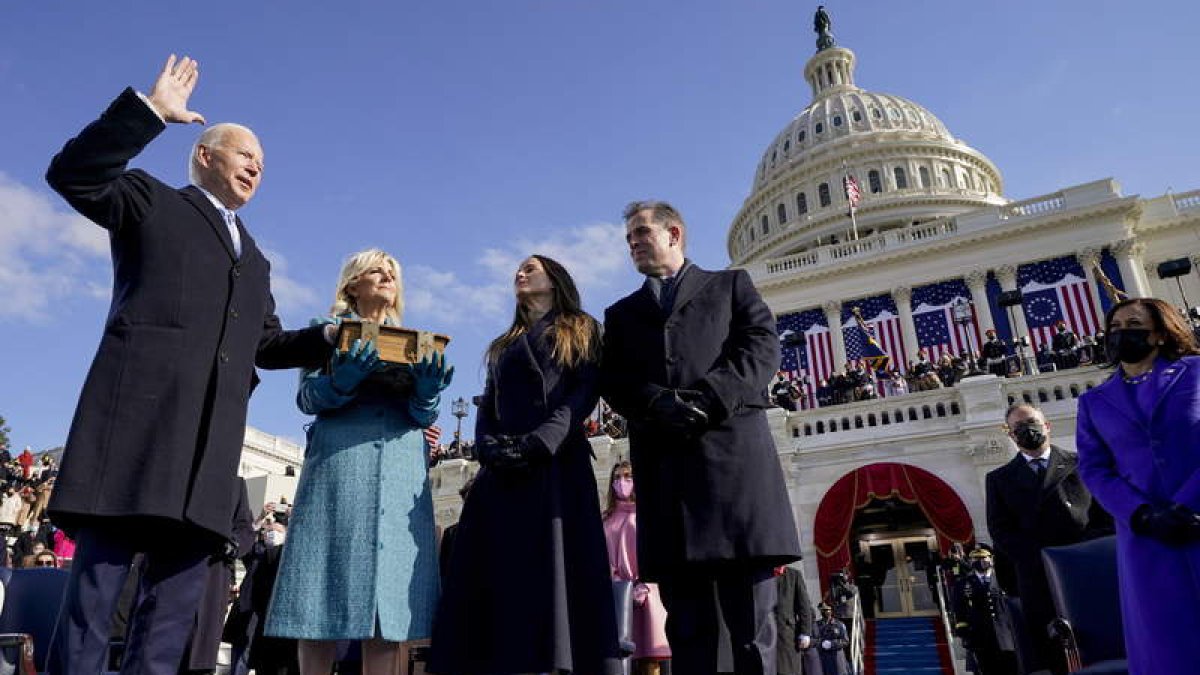 Joe Biden jura su cargo como 46 presidente de los Estados Unidos sobre una biblia católica de su familia desde 1893 que sostiene su esposa Jill en presencia de sus dos hijos. ANDREW HARNIK