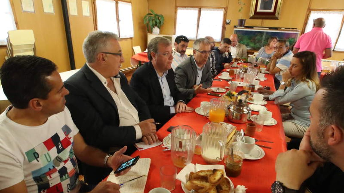 El alcalde de León, Antonio Silván, departió con la prensa deportiva de la ciudad de León. RAMIRO