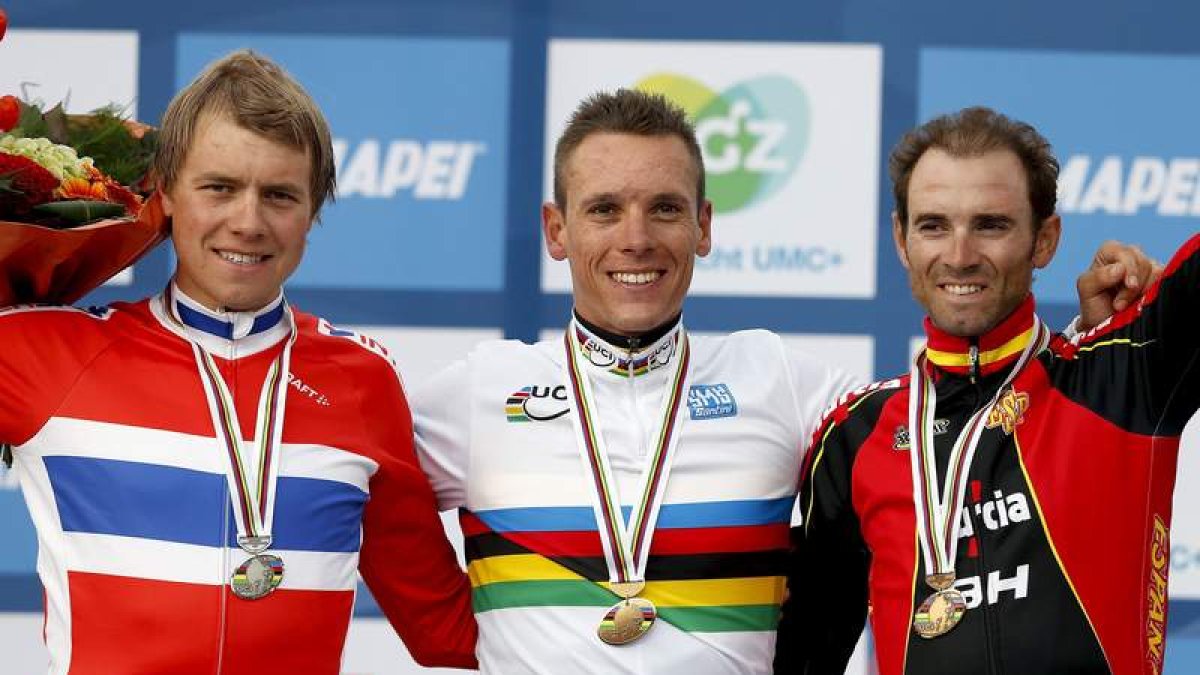 Valverde, a la derecha, luce el bronce conseguido en la prueba en ruta mundialista. Gilbert viste el arcoíris y Boason Hagen la plata.