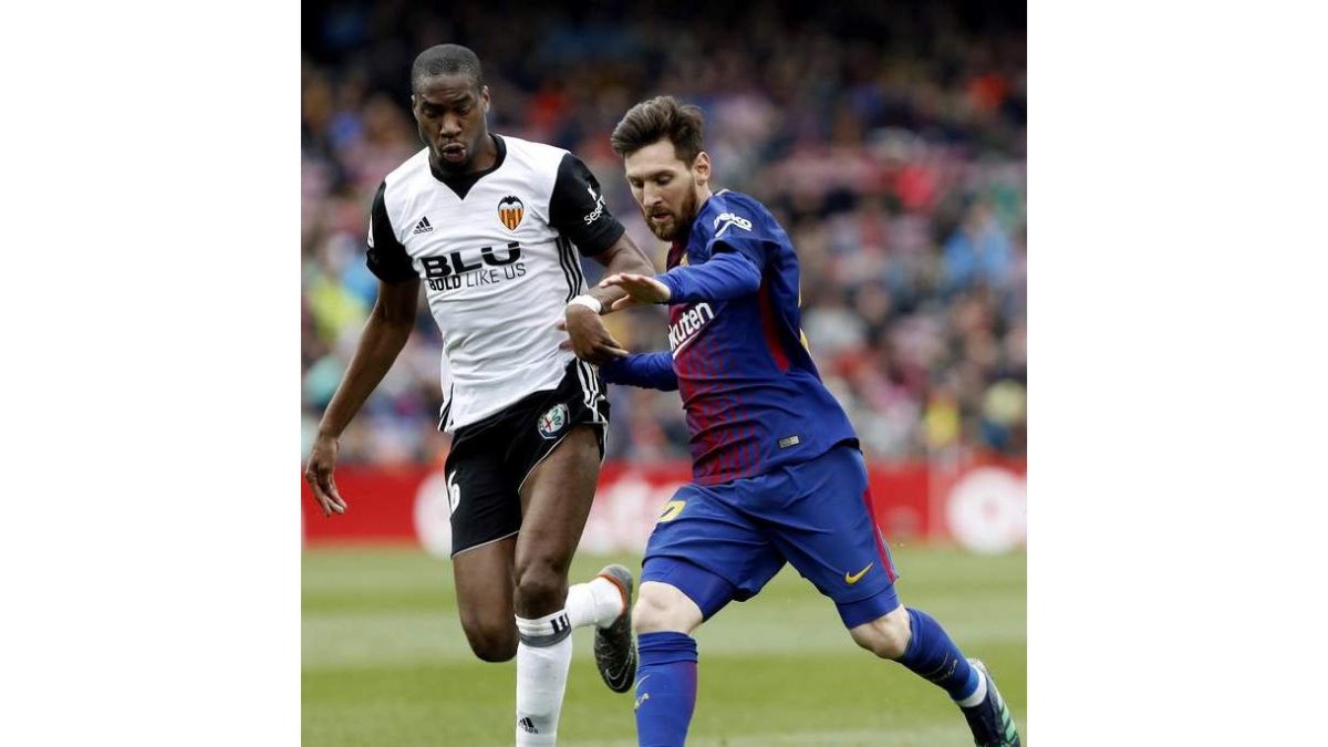 Messi, que ayer no marcó, intenta golpear el balón ante el valencianista Kondogbia. DALMAU