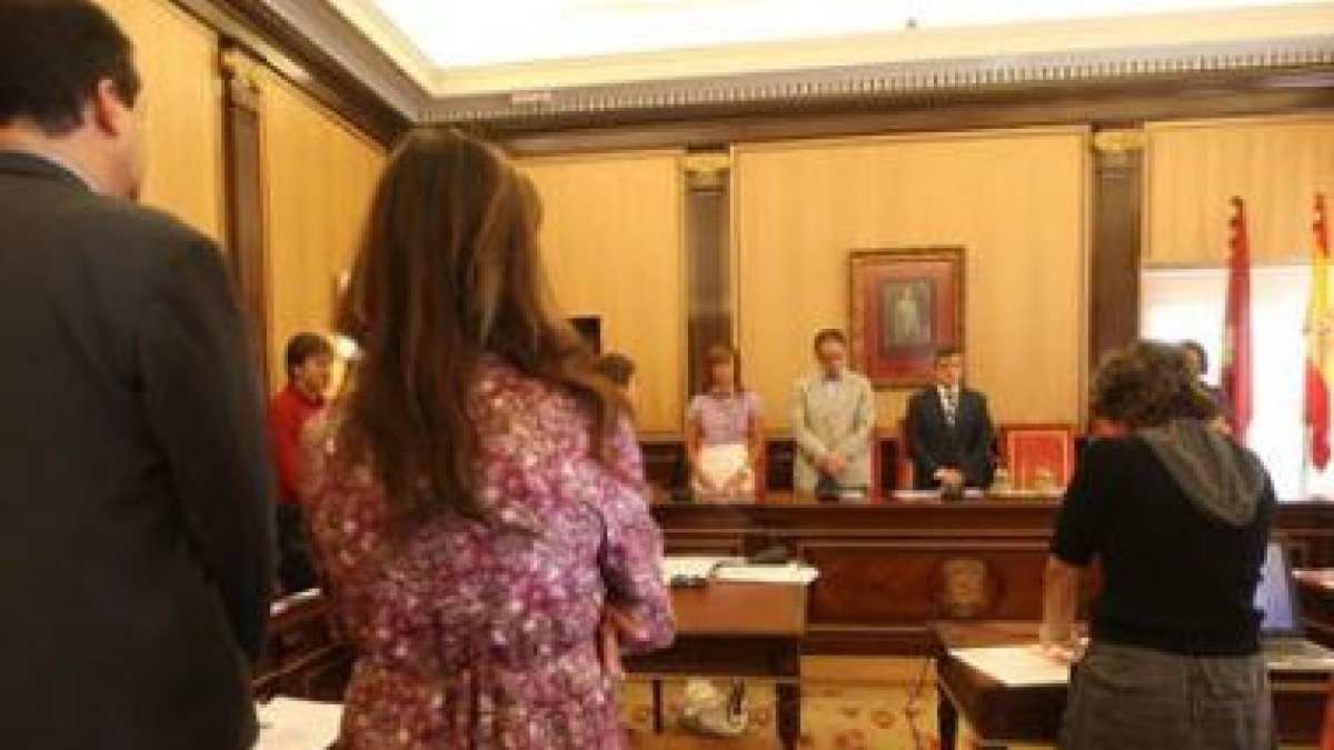 Los ediles guardan un minuto de silencio en el Pleno de ayer.