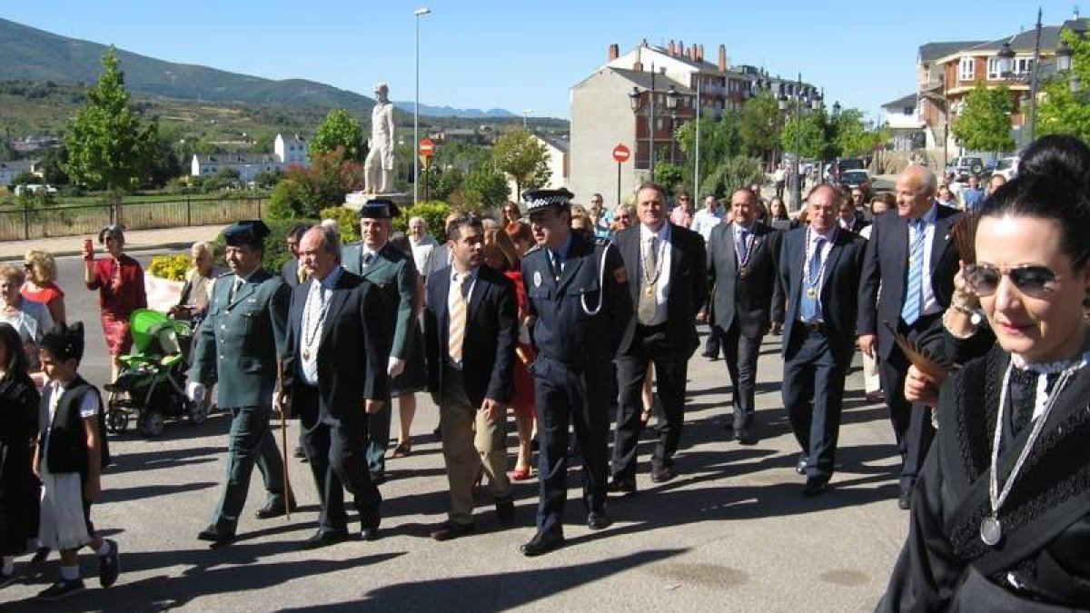 La comitiva de autoridades durante la procesión de ayer .