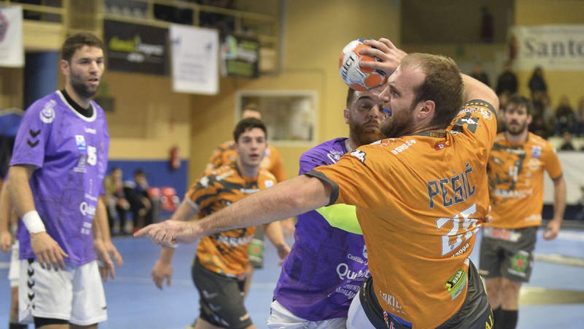 Zivan Pesic, durante un partido con el Abanca Ademar esta temporada. DL