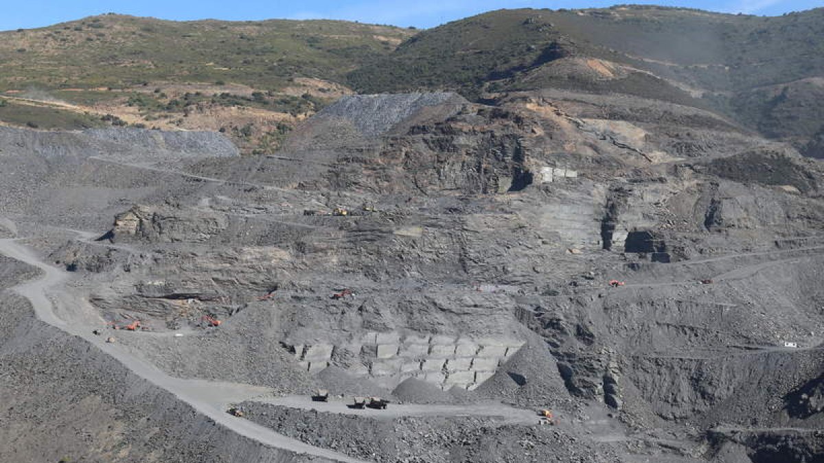 Las canteras de pizarra han recibido mano de obra de las explotaciones mineras de carbón a cielo abierto.