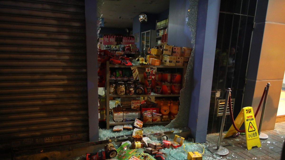 Nuevos enfrentamientos en Hong Kong en protestas contra ley antimáscaras