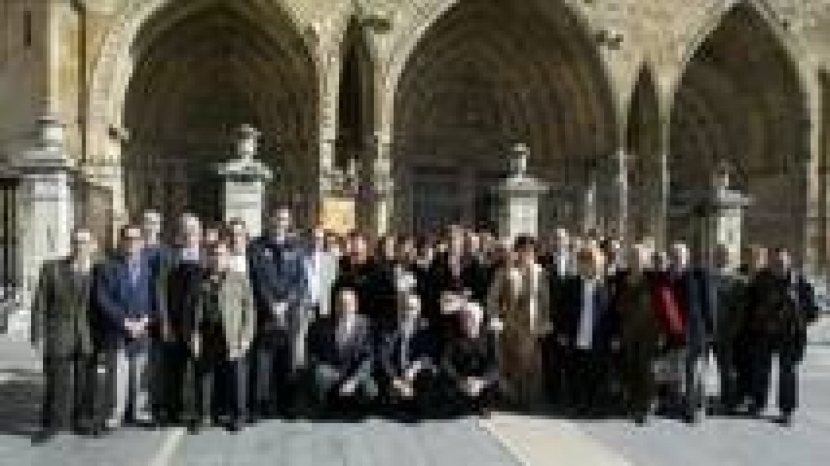 Los trabajadores de Tecmed ayer, junto a De Francisco, a las puertas de la Catedral de León