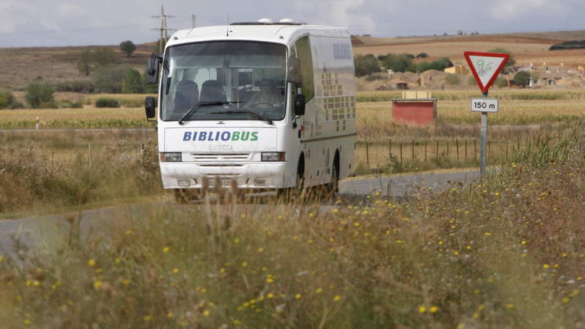 Los bibliobuses hacen campañas kilométricas por los pueblos de la provincia.