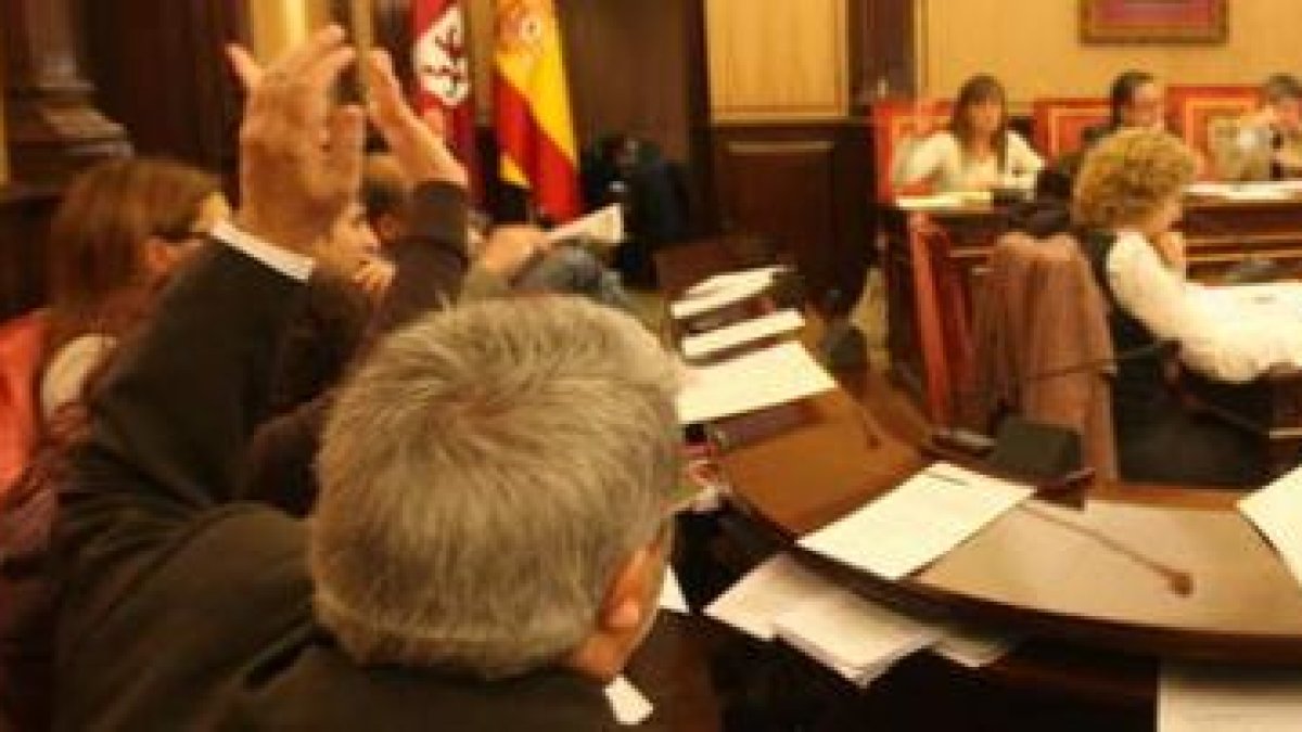 Los votos de los 16 concejales del equipo de gobierno servirán para aprobar los pliegos.