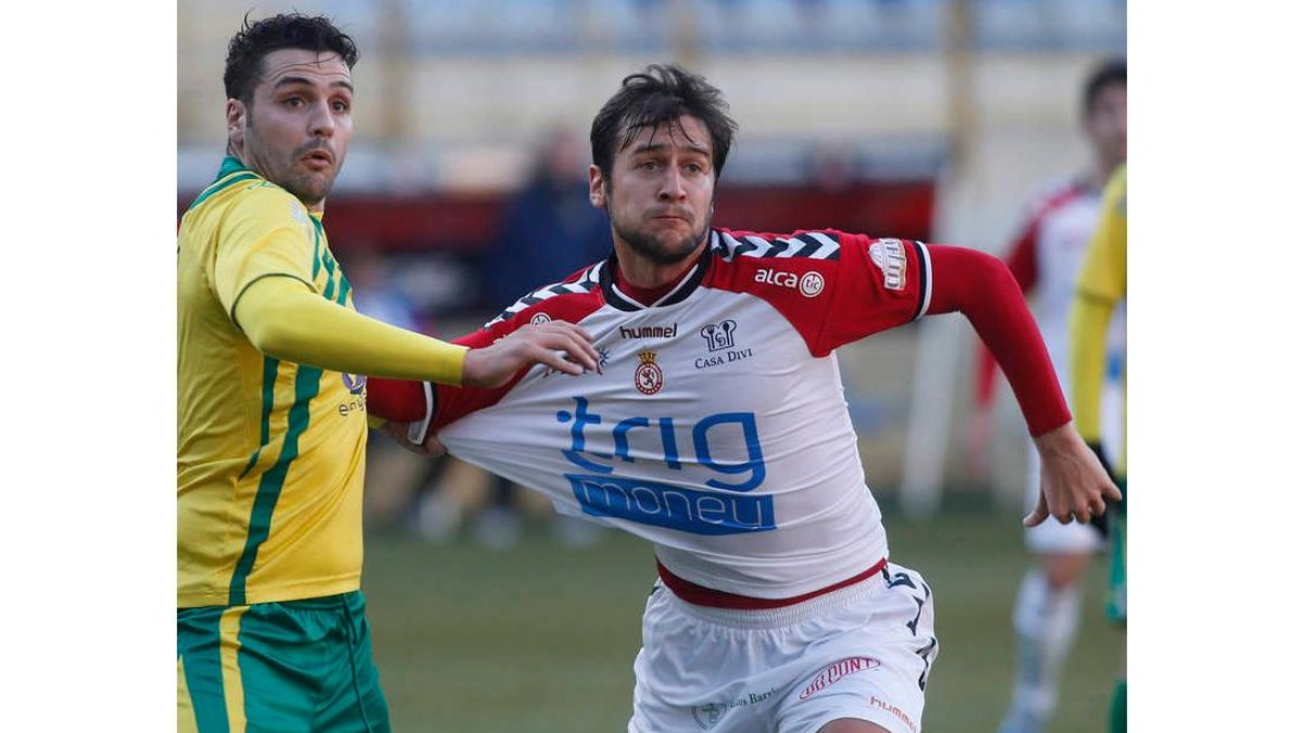 Álvaro Tejedor, a la derecha, apunta a jugar en la posición de lateral diestro ante el Somozas.