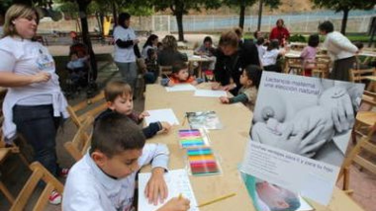 Varios niños que participaron en el concurso de dibujo de la asociación.