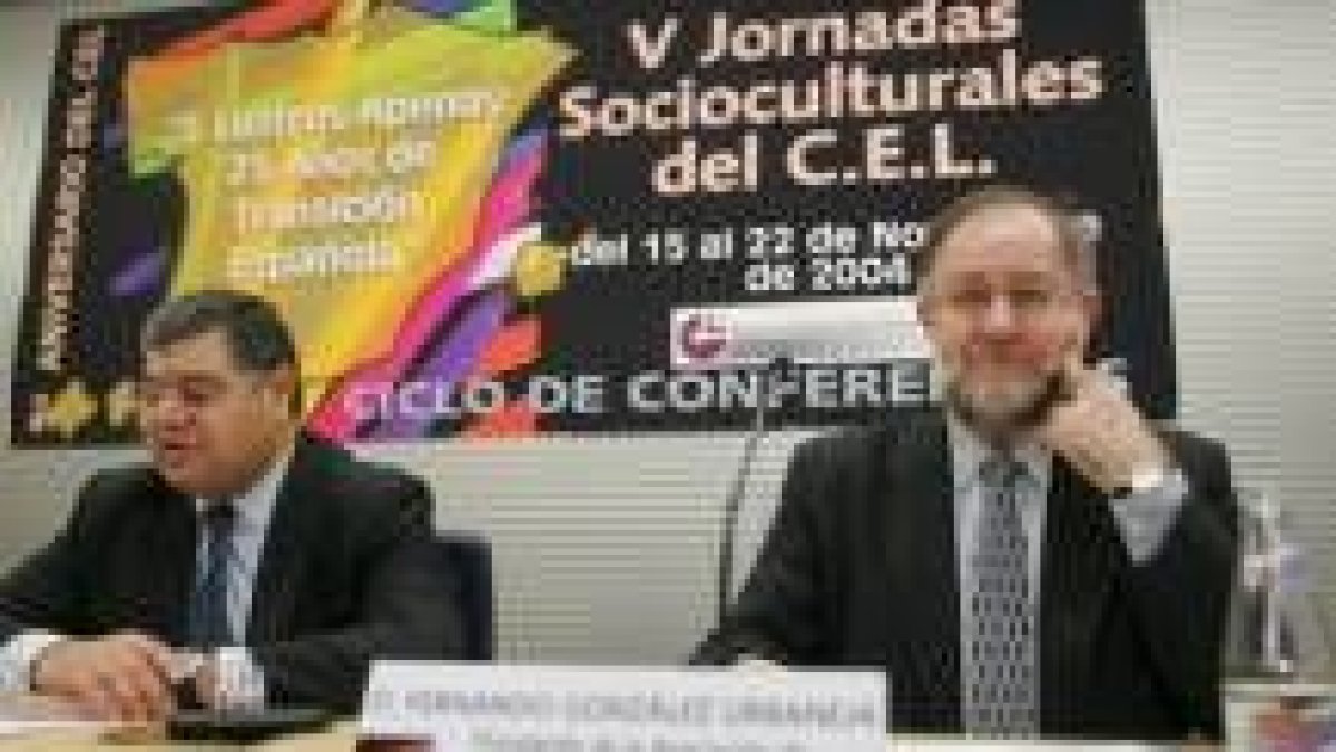 El presidente del Círculo Empresarial Leonés, Domingo Fuertes, junto a Fernando González Urbaneja