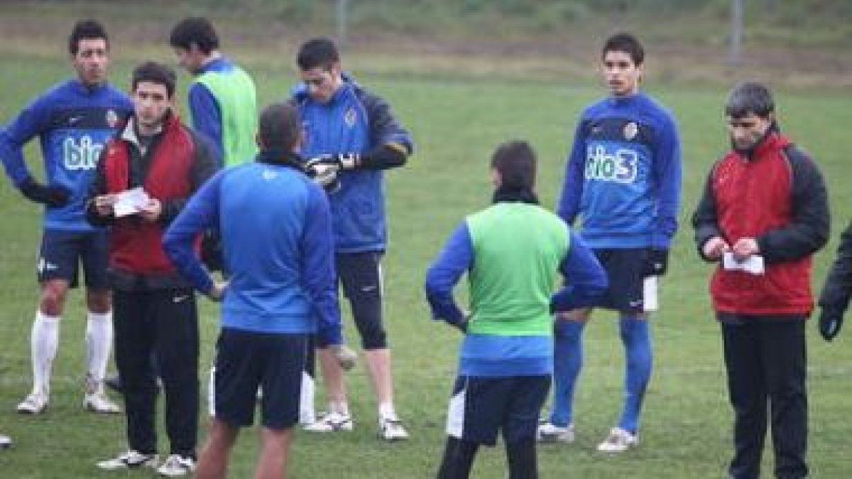 Toñín y Nistal dirigieron la sesión de entrenamiento de ayer en Compostilla.