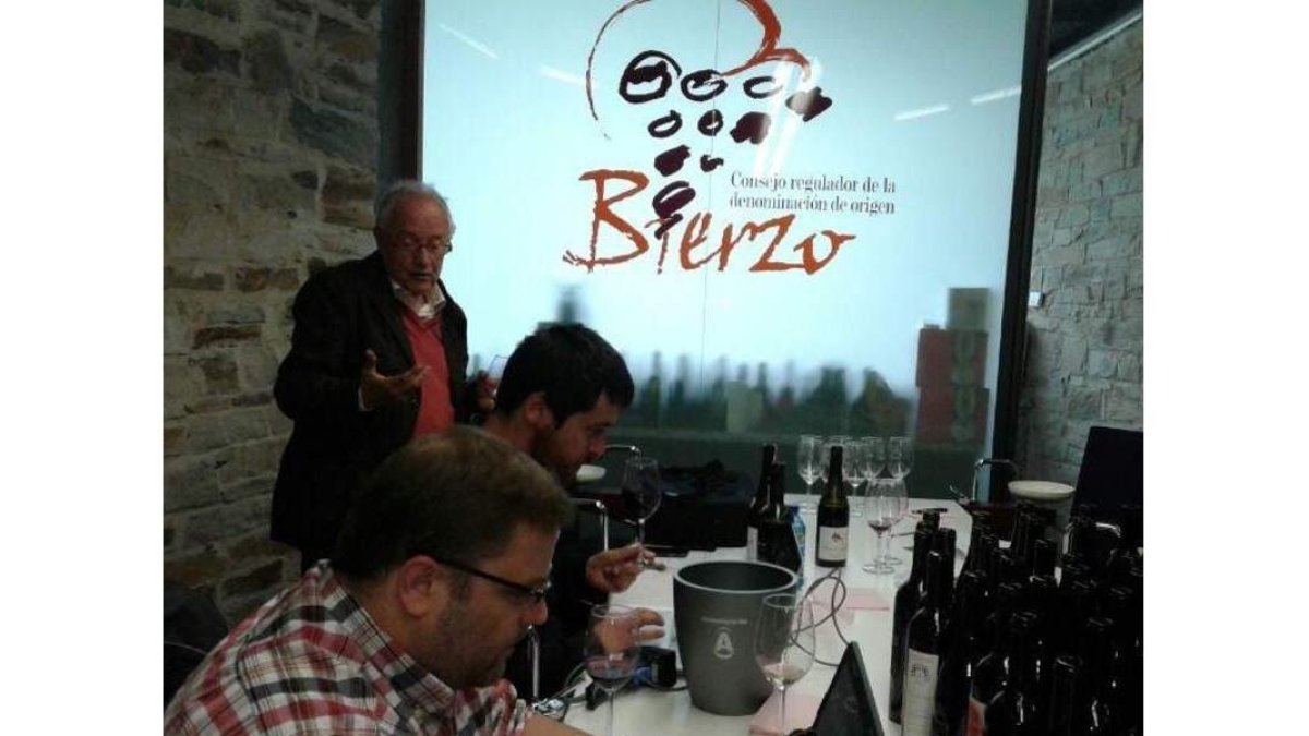 Cata de vinos en la sede del Consejo para la Guía Peñín.