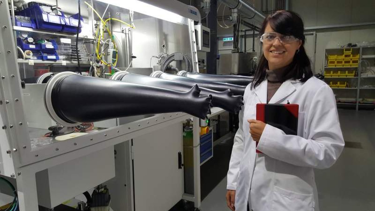 La leonesa Raquel Fiz en el laboratorio alemán en el que busca nuevos nanomateriales. DL