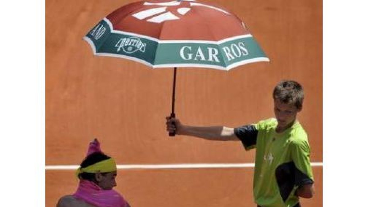 Nadal se cambia de camiseta en un descanso del partido frente a Daniel