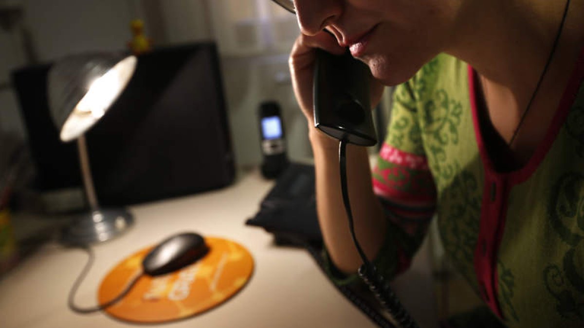 Una voluntaria atiende una llamada en el Teléfono de la Esperanza.