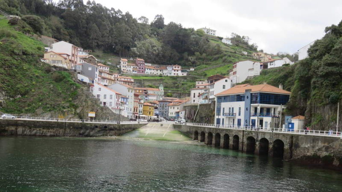 Cudillero, uno de los puertos más pintorescos, con un singular anfiteatro de viviendas