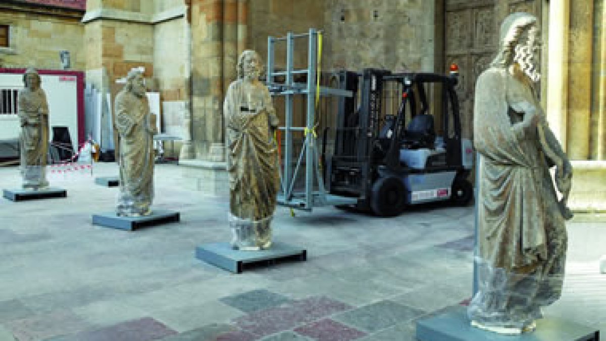 Imagen de archivo del momento en el que las esculturas fueron apeadas del pórtico de la Catedral.