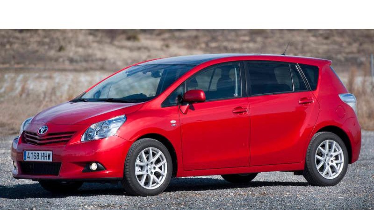 Toyota pone al día la gama del monovolumen Verso.