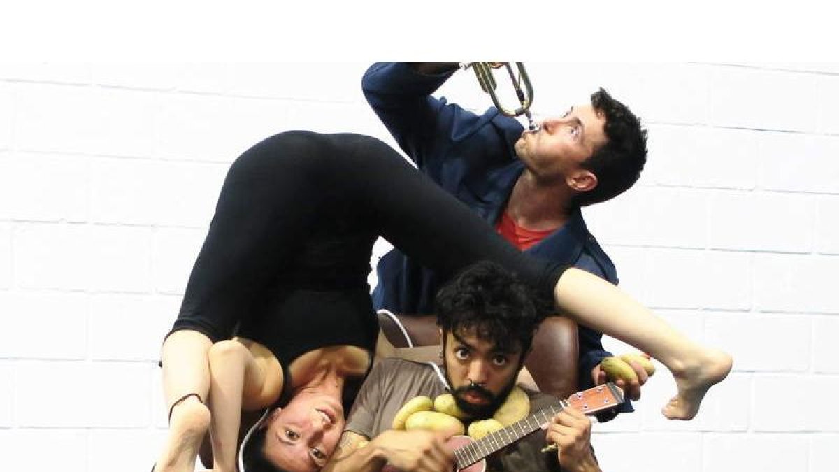 La Pequeña Victoria Cen, compañía de León formada por tres artistas provenientes de diversas experiencias artísticas. DL