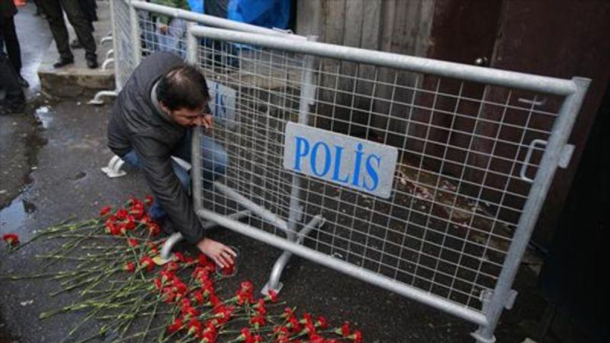 Los ciudadanos de Estambul depositan flores en el lugar del atentado.