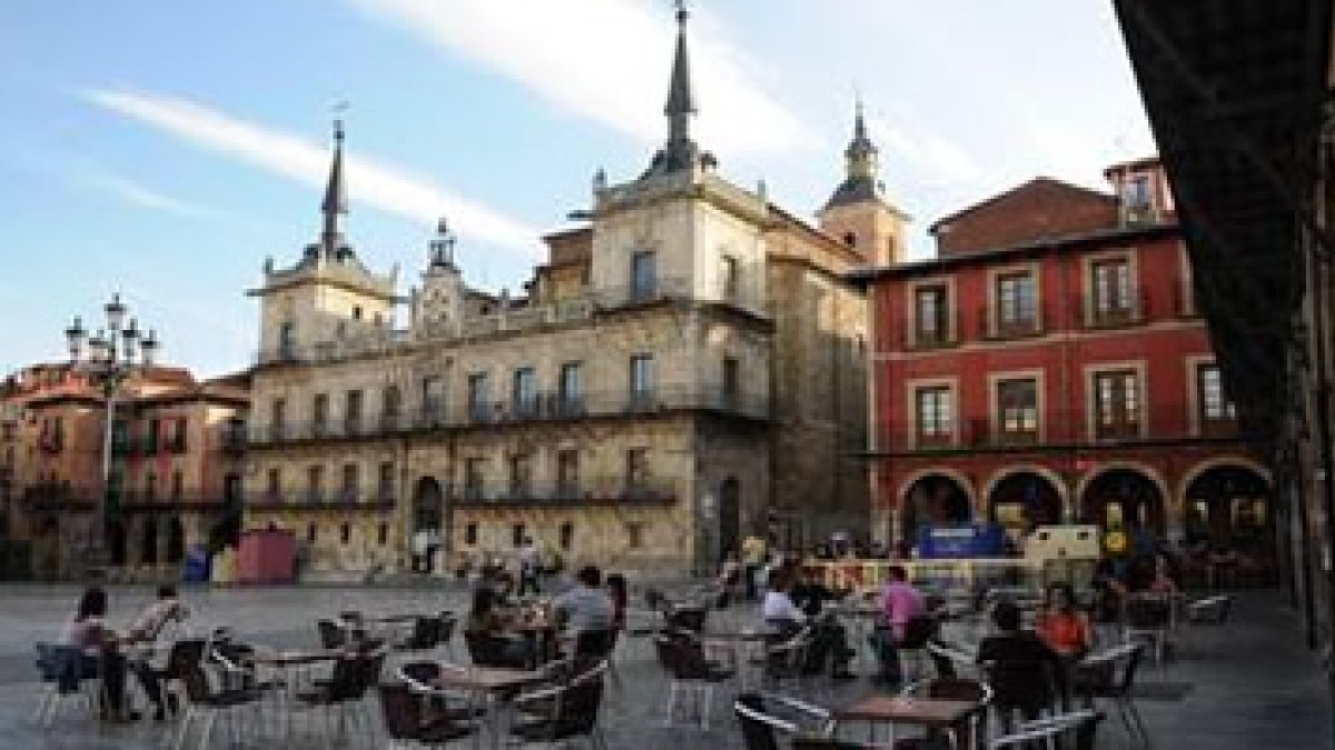 La Plaza Mayor de León adquiere verano tras verano un gran protagonismo por su numerosas terrazas.