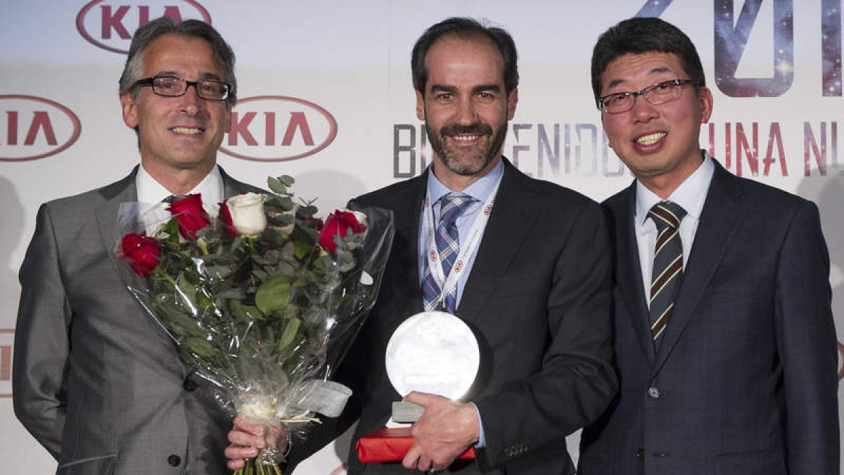 Emilio Herrera (director general de Kia Motor Iberia), Santiago Flórez (director generall de Busanauto) y Kim Kyung Hyeon (presidente de Kia Motor Iberia).
