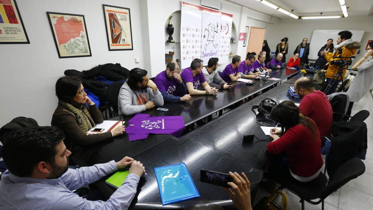Los representantes del comité de empresa explicaron ayer los avances en el plan de negocio.