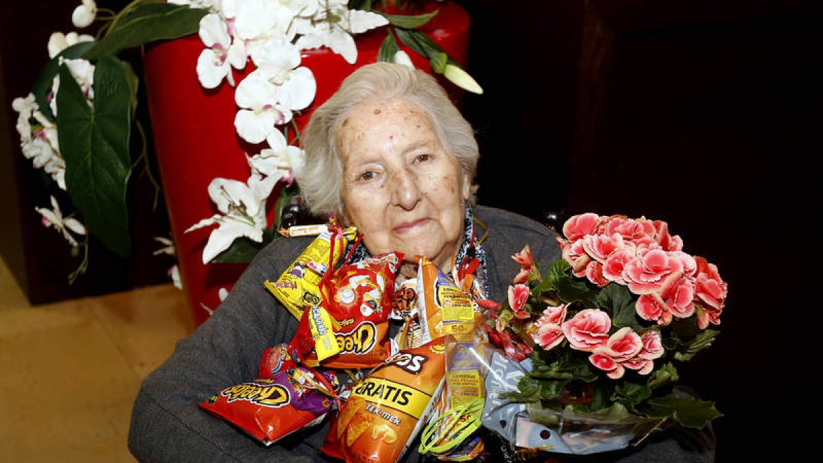 La etnógrafa Concha Casado Lobato ayer con la cuelga de su cumpleaños y unas begonias. MARCIANO PÉREZ