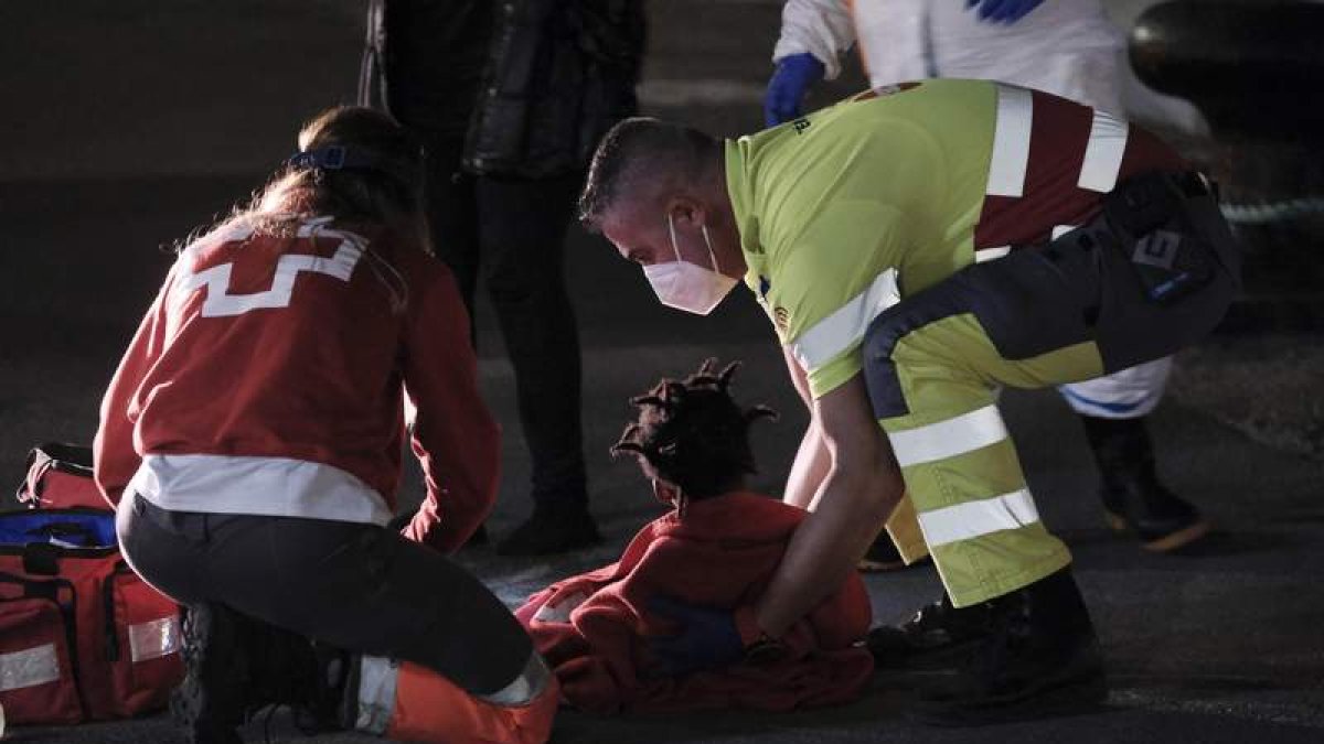 Imagen del rescate de la bebé. ÁNGEL MEDINA