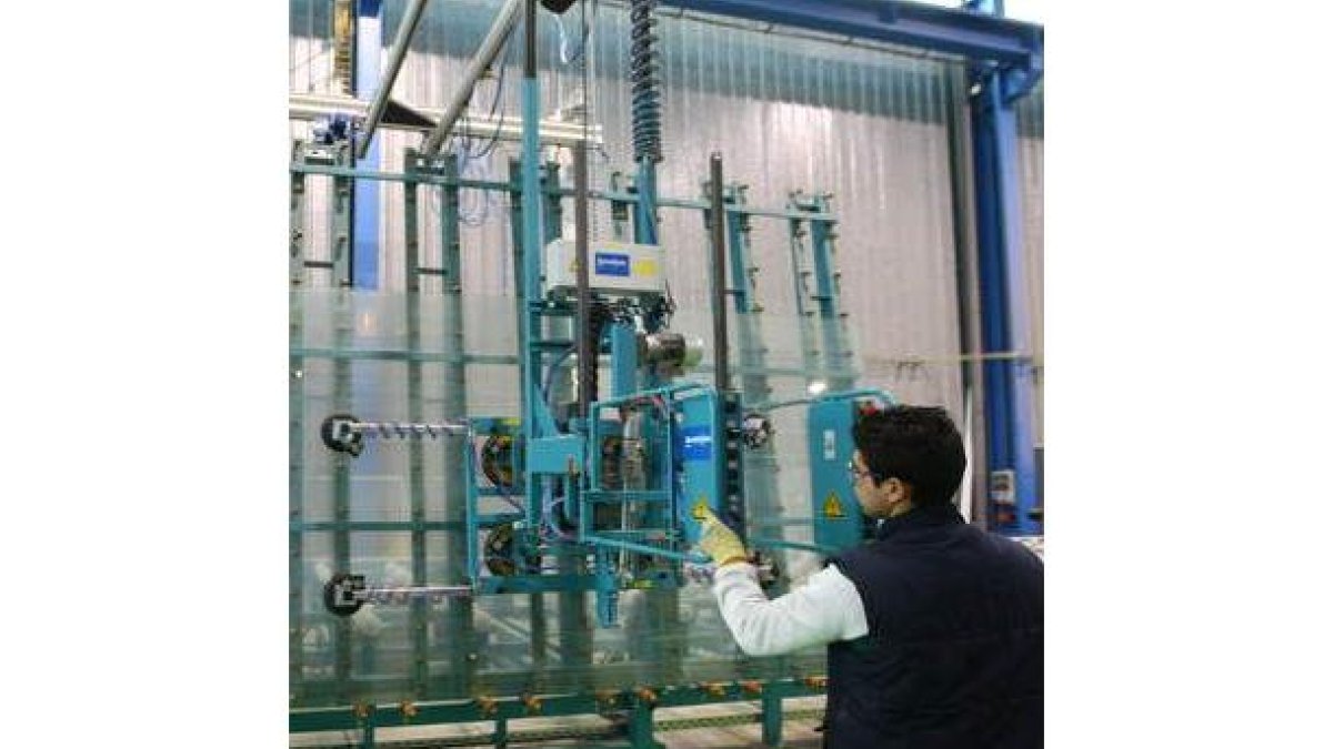 Un operario de Vitro, en la factoría de La Rozada.
