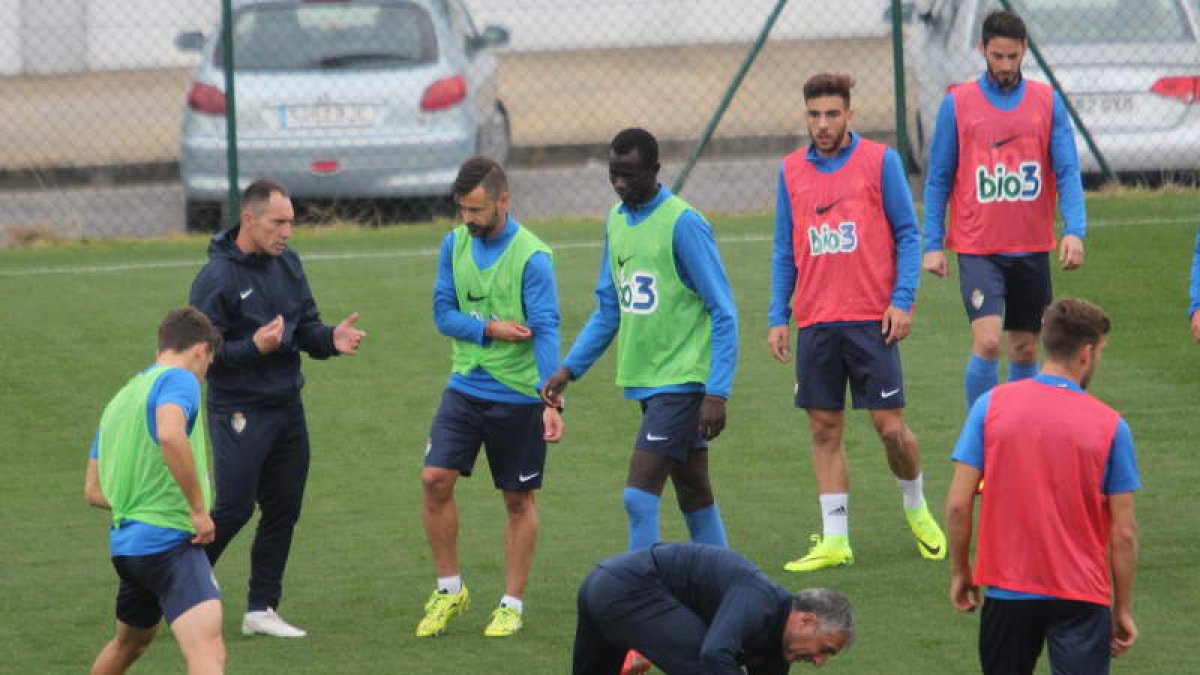 Munitis reconoció que el de Valladolid fue el peor partido desde su llegada a El Toralín. L. DE LA MATA