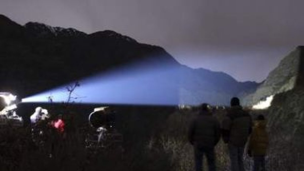 Un haz de luz ilumina el cañón del río Tera en homenaje a la memoria de las víctimas de la tragedia