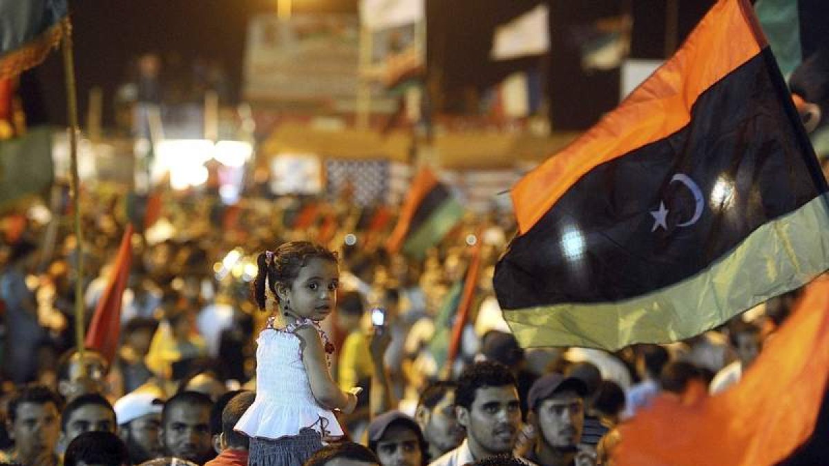 Una multitud de personas celebra en Bengasi la toma de Trípoli.