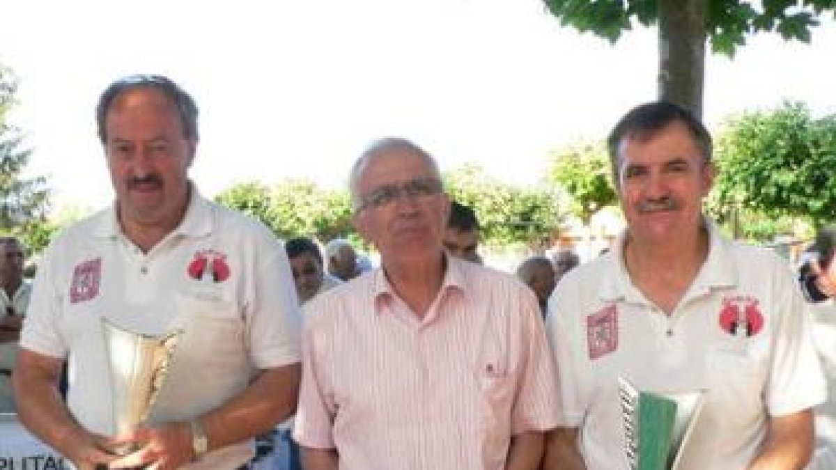 El alcalde de Carrizo de la Ribera junto a la pareja ganadora.
