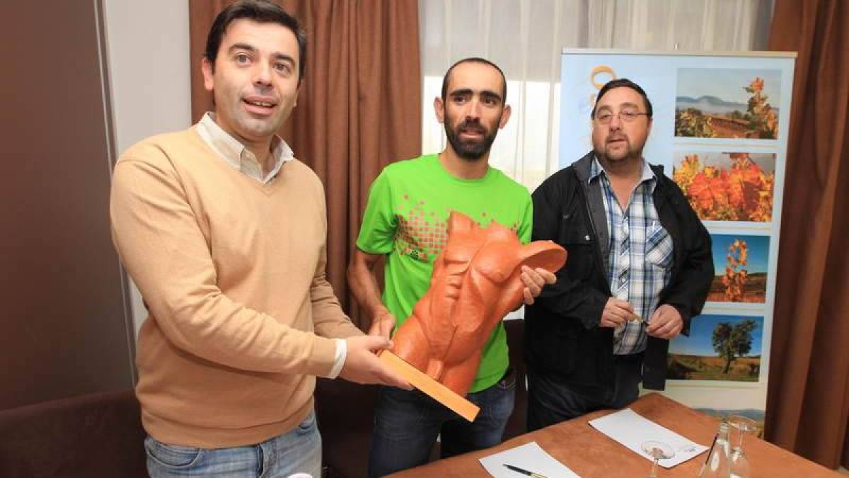 Los responsables de la prueba mostraron el trofeo.