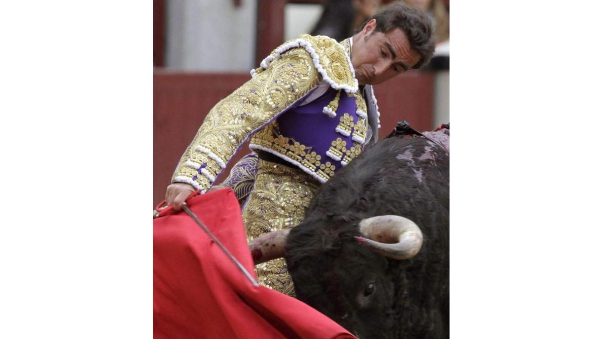 El Fandi en un pase de muleta con su primer toro.