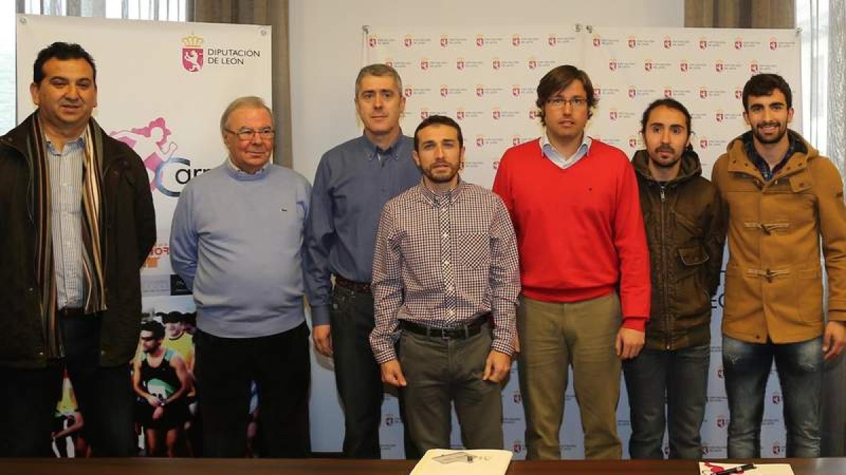 Emilio Orejas, tercero por la derecha, junto a organizadores, clubes y patrocinadores de la Copa.