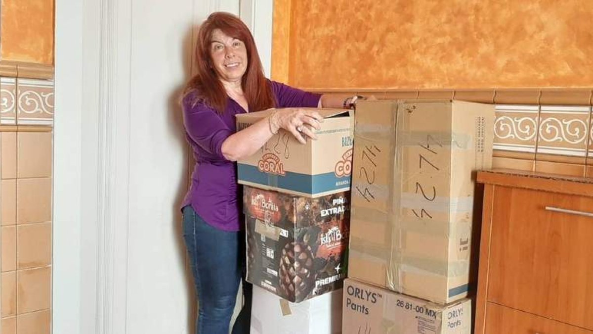 Anaida Colmenares con varias cajas de medicinas que han sido donadas. DL