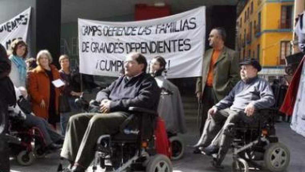 Un grupo de personas con discapacidad recogen firmas para protestar por la «lentitud»