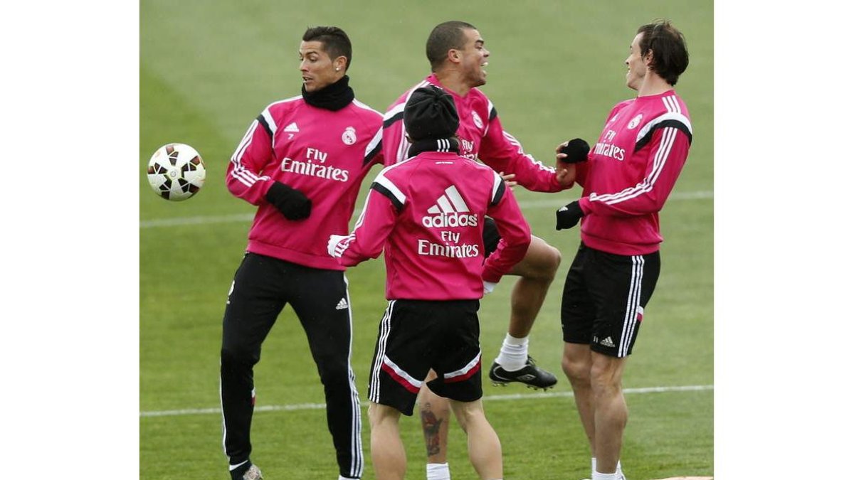 Los jugadores del Madrid, Cristiano, Pepe, Modric y Bale, en el entrenamiento de ayer.