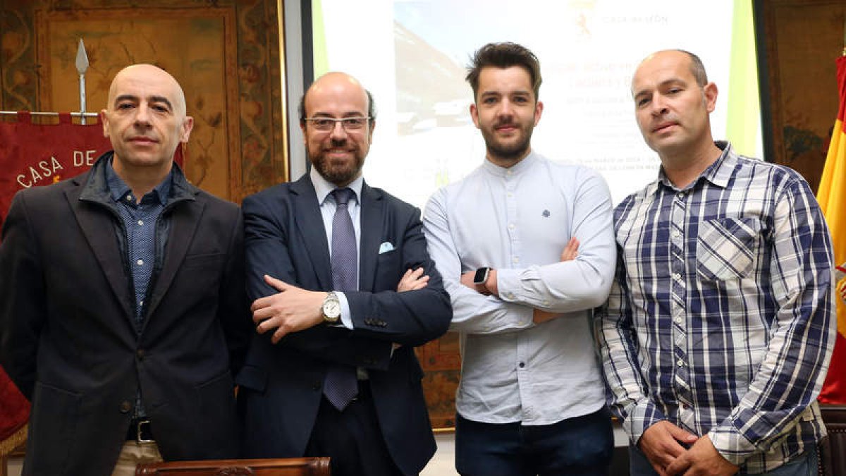 Los partícipes en la reunión sobre turismo celebrada en la Casa de León en Madrid.