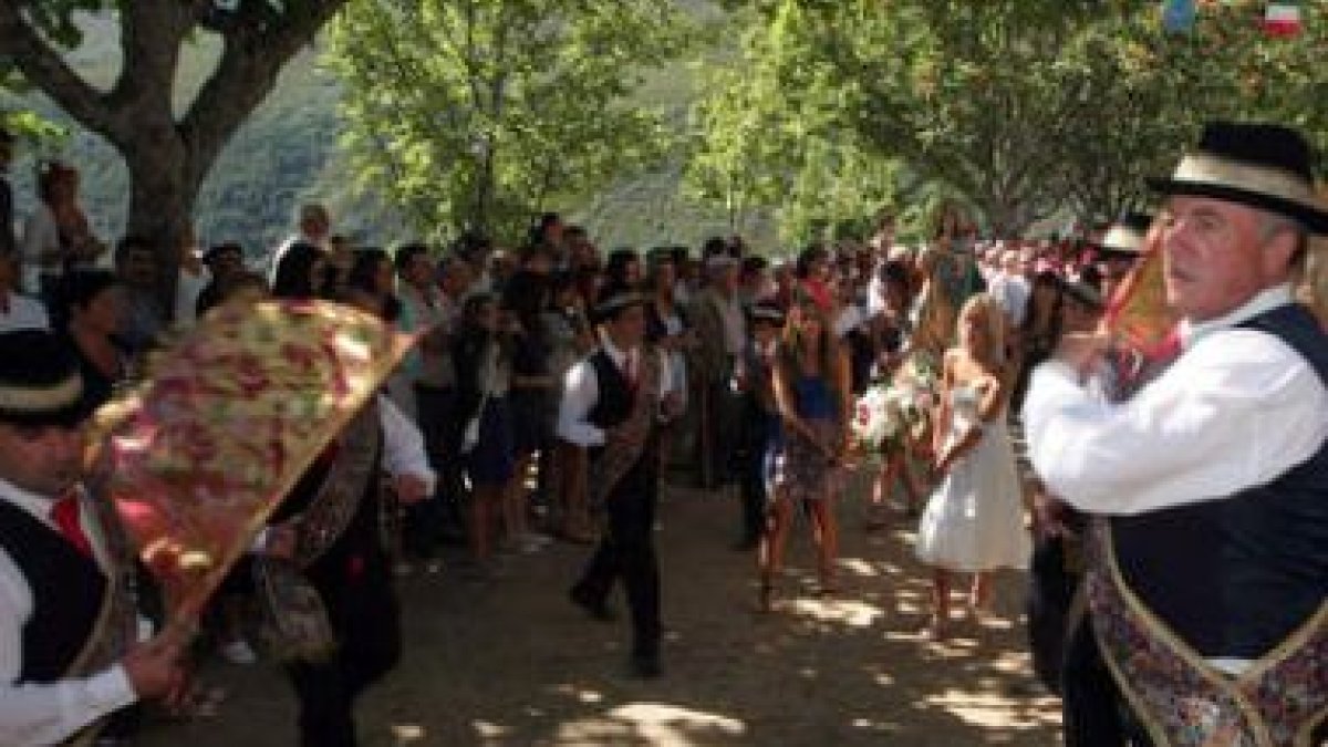 El grupo de danzantes de Chano acompañando a la virgen de su pueblo en la procesión.