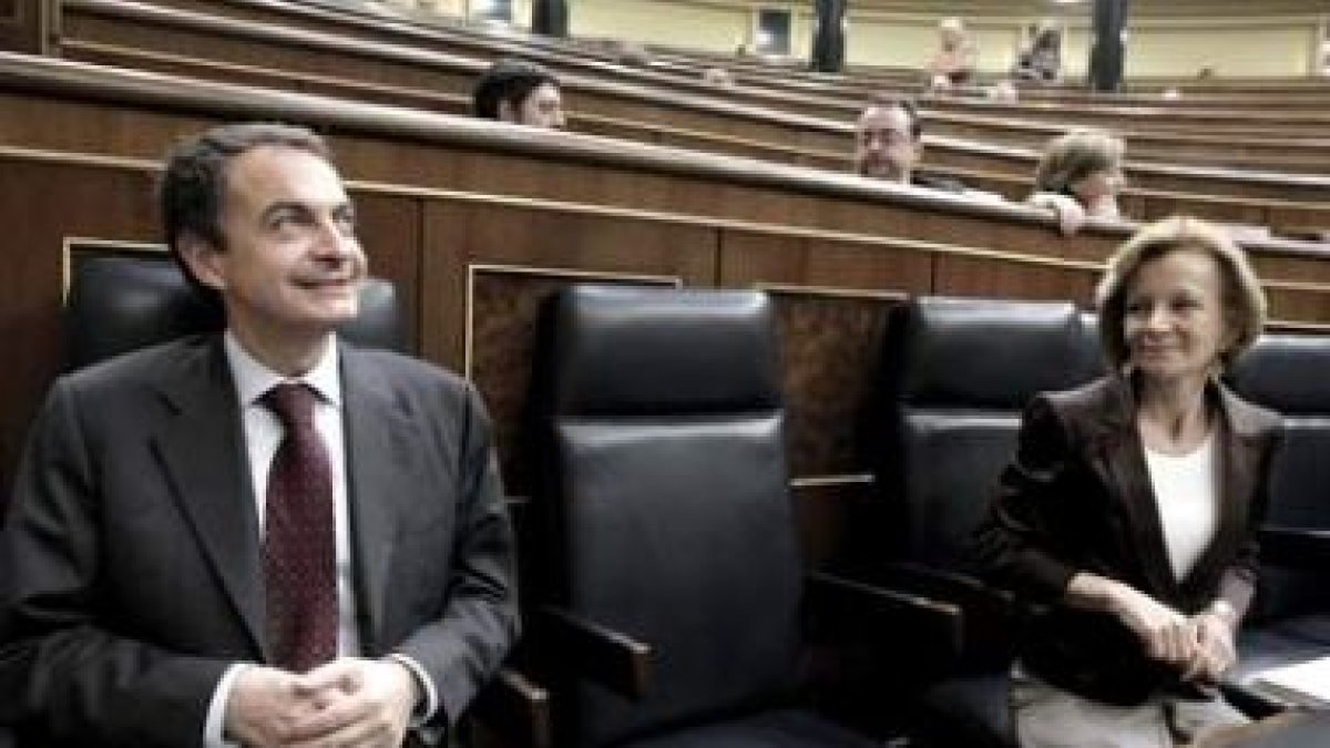 Zapatero y la vicepresidenta segunda y ministra de Economía, Elena Salgado.